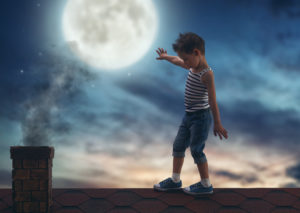 Ребенок-лунатик ходит по крыше